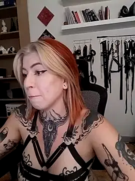 Snapshot of divine_eve chatting on August 5, 2026, 6:02 pm divine eve online show from August 5, 2026, 6:02 pm