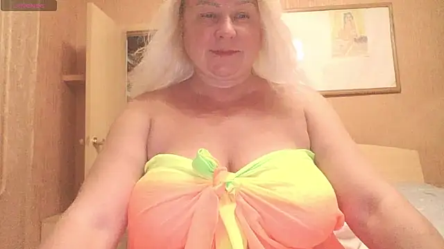 Snapshot of mira_robinsonnn chatting on July 4, 2026, 4:33 pm mira robinsonnn online show from July 4, 2026, 4:33 pm