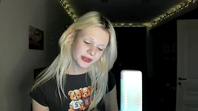 Snapshot of sashakiss99 chatting on October 24, 2025, 1:37 am sashakiss99 online show from October 24, 2025, 1:37 am