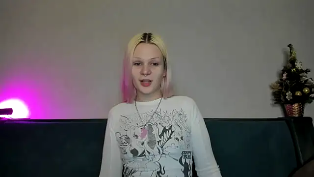 Snapshot of sashakiss99 chatting on December 9, 2024, 7:18 pm sashakiss99 online show from December 9, 2024, 7:18 pm