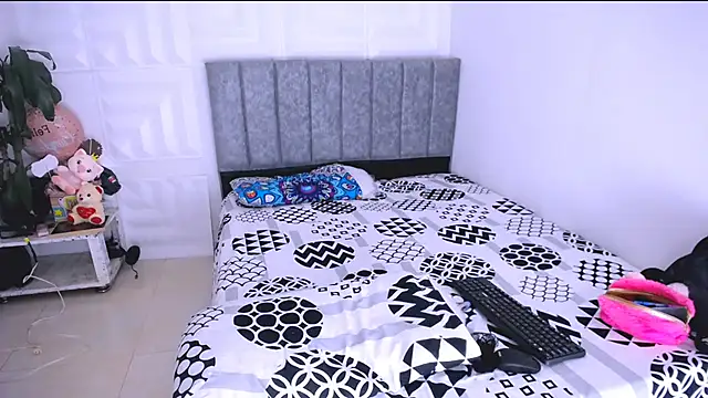 nataly red online show from February 25, 2025, 5:19 pm