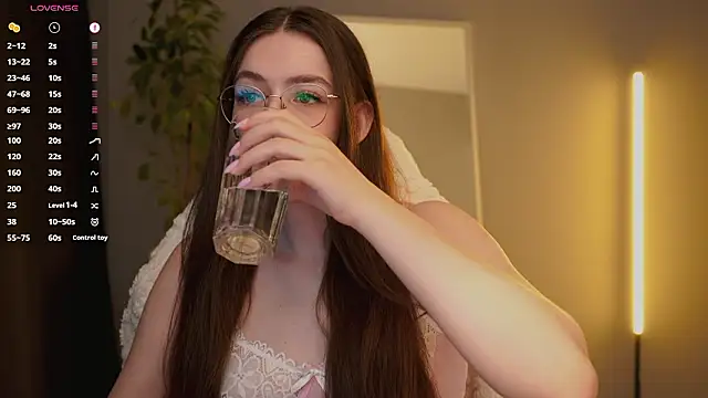 Ester Hill online show from February 20, 2026, 3:03 am