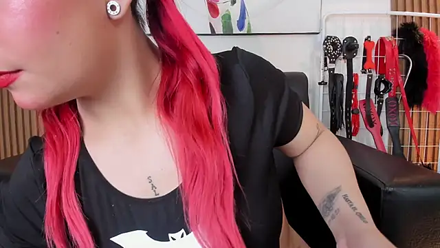 Santa Cooper  online show from April 12, 2026, 3:32 am