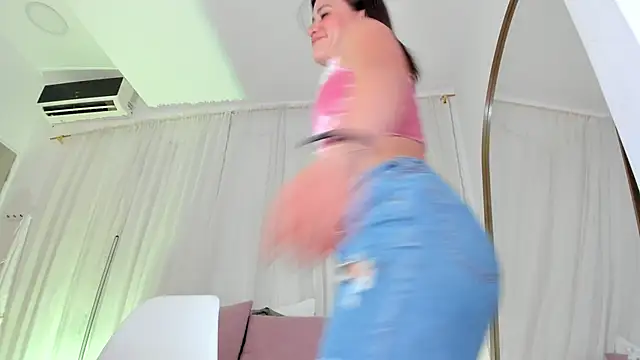 Snapshot of Petite_Lucie chatting on November 5, 2025, 7:06 pm Petite Lucie online show from November 5, 2025, 7:06 pm