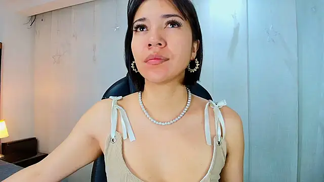 lina bedoya  online show from February 4, 2026, 11:49 am