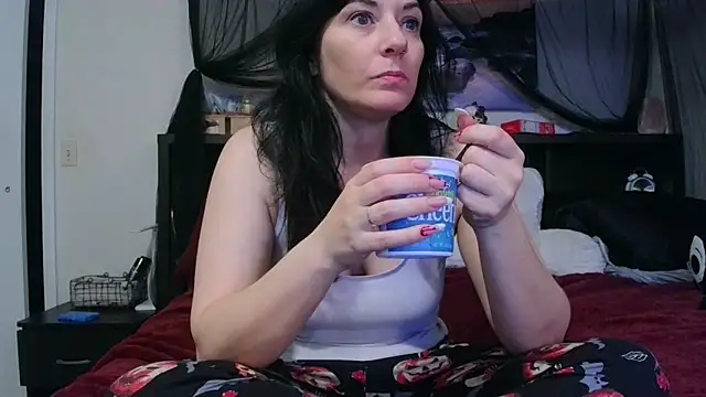 Snapshot of CrystalLakeXO chatting on February 19, 2026, 11:29 am CrystalLakeXO online show from February 19, 2026, 11:29 am