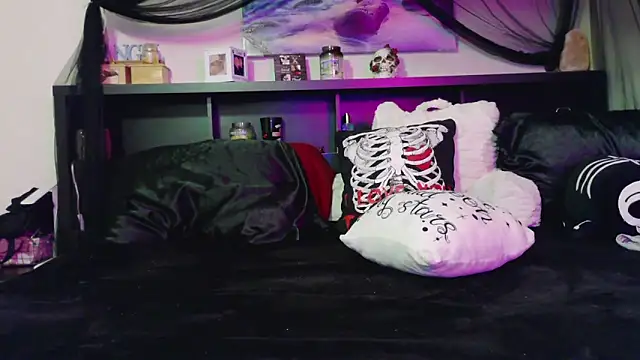 Snapshot of CrystalLakeXO chatting on February 3, 2026, 6:51 am CrystalLakeXO online show from February 3, 2026, 6:51 am