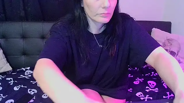 Snapshot of CrystalLakeXO chatting on February 4, 2026, 6:41 am CrystalLakeXO online show from February 4, 2026, 6:41 am