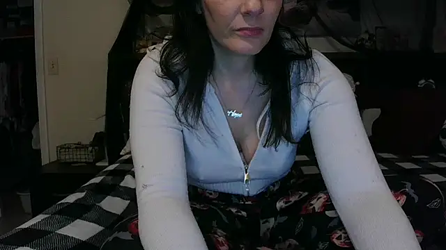 Snapshot of CrystalLakeXO chatting on January 18, 2026, 4:49 am CrystalLakeXO online show from January 18, 2026, 4:49 am