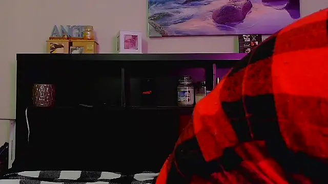 Snapshot of CrystalLakeXO chatting on December 23, 2025, 6:12 am CrystalLakeXO online show from December 23, 2025, 6:12 am