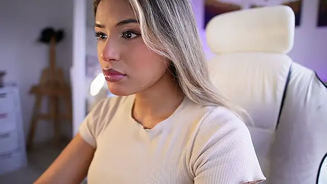 SaraParisi online show from February 19, 2025, 9:14 pm