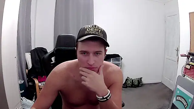 Snapshot of PKrisztian chatting on October 27, 2025, 8:43 pm PKrisztian online show from October 27, 2025, 8:43 pm