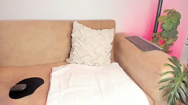 iam-ella18 online show from November 28, 2025, 1:06 am