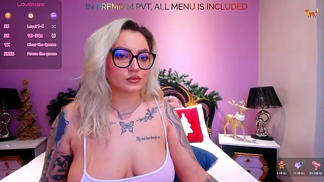 FoxxyClarise online show from December 19, 2025, 6:32 pm