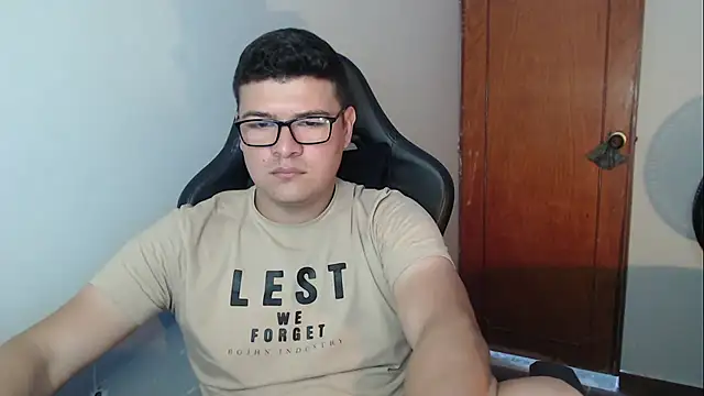 Snapshot of Plug_Control chatting on December 17, 2025, 7:08 pm Plug Control online show from December 17, 2025, 7:08 pm