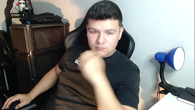 Snapshot of Plug_Control chatting on January 14, 2026, 12:14 am Plug Control online show from January 14, 2026, 12:14 am