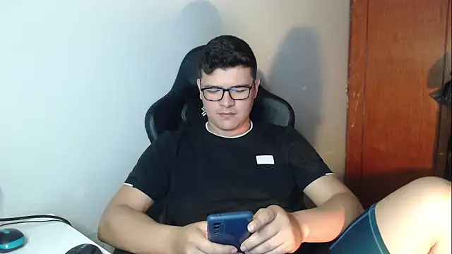 Snapshot of Plug_Control chatting on December 18, 2025, 5:28 pm Plug Control online show from December 18, 2025, 5:28 pm