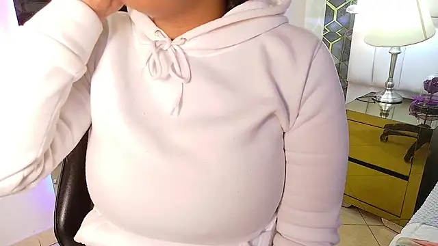 lia mariana online show from October 25, 2025, 1:23 pm