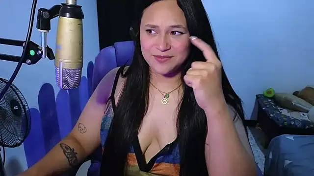 Luciernaga18 online show from December 1, 2025, 11:16 pm