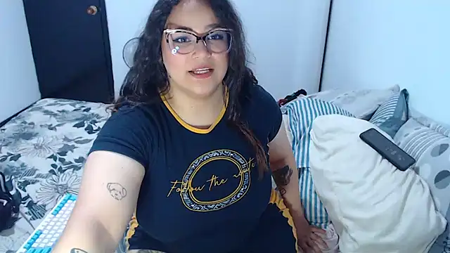 Snapshot of Luciernaga18 chatting on February 4, 2025, 3:11 am Luciernaga18 online show from February 4, 2025, 3:11 am