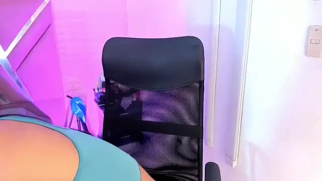 CandyLatinHott online show from January 8, 2026, 9:37 am