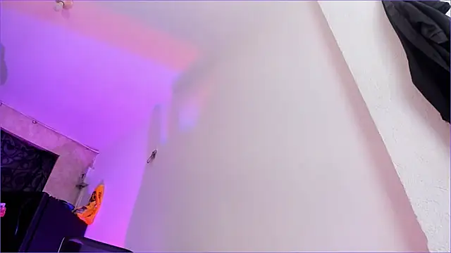 CandyLatinHott online show from April 9, 2026, 12:23 am