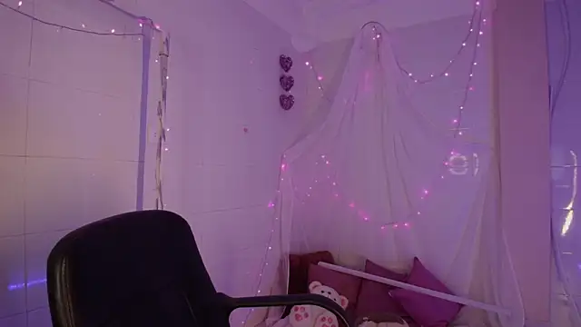 Giia paiige18 online show from February 13, 2026, 1:44 pm