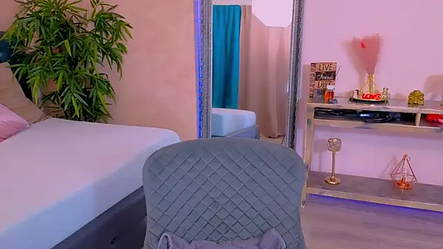 Snapshot of MichelleReys chatting on November 12, 2025, 8:12 pm MichelleReys online show from November 12, 2025, 8:12 pm