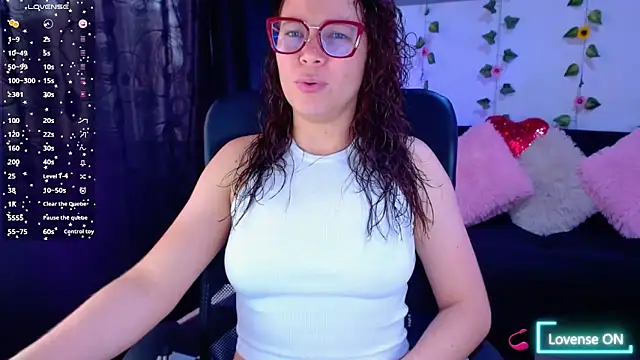 Snapshot of SharonR1 chatting on September 8, 2025, 5:56 pm SharonR1 online show from September 8, 2025, 5:56 pm