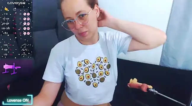 Snapshot of SharonR1 chatting on March 3, 2025, 12:45 am SharonR1 online show from March 3, 2025, 12:45 am