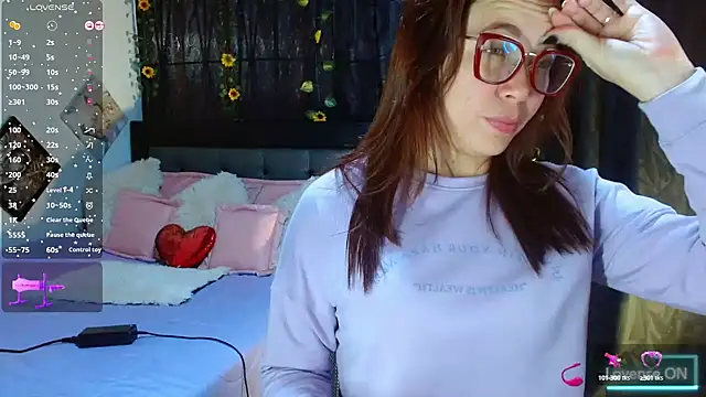 Snapshot of SharonR1 chatting on September 12, 2025, 10:31 pm SharonR1 online show from September 12, 2025, 10:31 pm