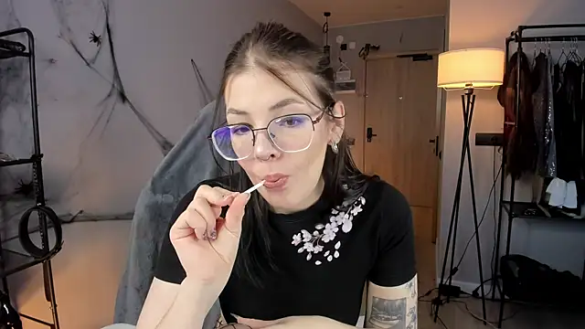 Snapshot of AnnaTrueno chatting on November 3, 2025, 6:11 pm AnnaTrueno online show from November 3, 2025, 6:11 pm