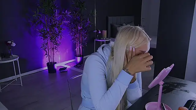 Snapshot of shayblonde chatting on January 27, 2025, 9:33 pm shayblonde online show from January 27, 2025, 9:33 pm