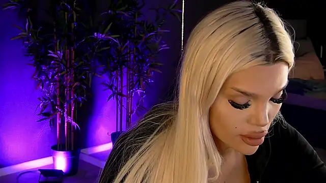 Snapshot of shayblonde chatting on March 3, 2025, 8:11 pm shayblonde online show from March 3, 2025, 8:11 pm