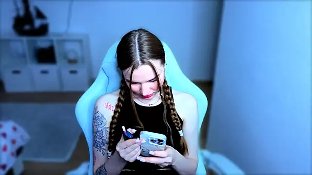 StellaLawless online show from November 23, 2025, 12:15 pm