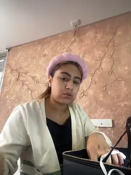 Miabonnett  online show from December 4, 2025, 12:15 pm