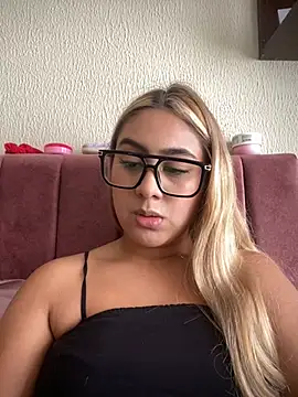 Miabonnett  online show from April 18, 2026, 7:07 pm