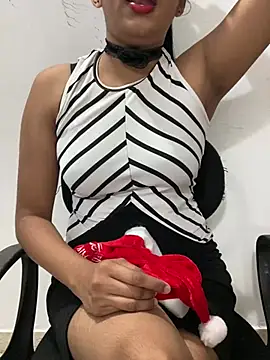 Snapshot of little_shadow chatting on December 18, 2024, 6:46 pm little shadow online show from December 18, 2024, 6:46 pm