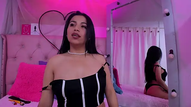 Snapshot of Emma_collins23 chatting on December 2, 2025, 2:34 am Emma collins23 online show from December 2, 2025, 2:34 am