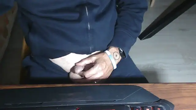 Snapshot of Adri_gard chatting on October 13, 2025, 8:43 pm Adri gard online show from October 13, 2025, 8:43 pm