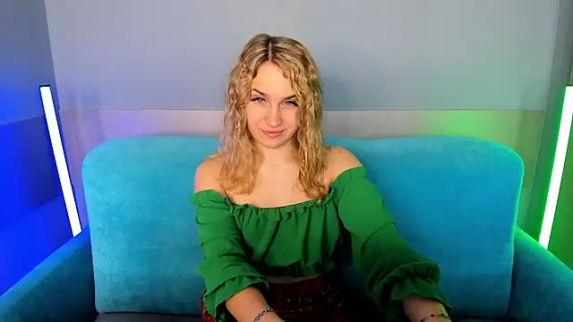 Snapshot of Milka_Blond chatting on March 18, 2025, 1:02 am Milka Blond online show from March 18, 2025, 1:02 am