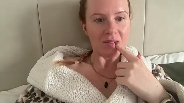 Snapshot of redheadrosie69 chatting on September 30, 2025, 8:42 am redheadrosie69 online show from September 30, 2025, 8:42 am