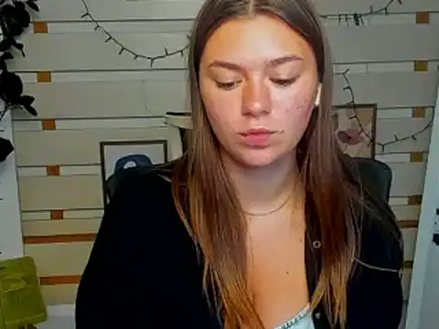 Snapshot of Josephine_Kiss chatting on June 23, 2026, 6:33 am Josephine Kiss online show from June 23, 2026, 6:33 am