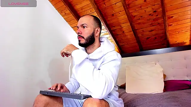 Snapshot of Tom_Bailey chatting on November 16, 2025, 1:27 pm Tom Bailey online show from November 16, 2025, 1:27 pm