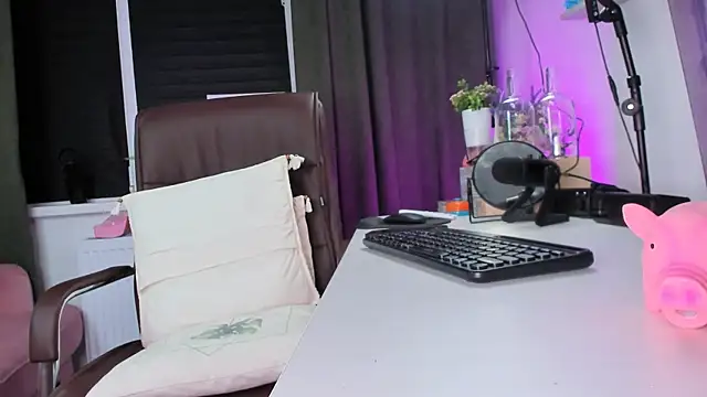 Snapshot of LolaLemona chatting on November 30, 2025, 9:54 am LolaLemona online show from November 30, 2025, 9:54 am