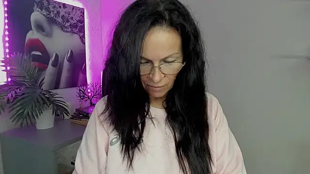 Snapshot of HelenLuxx chatting on September 18, 2025, 5:43 am HelenLuxx online show from September 18, 2025, 5:43 am