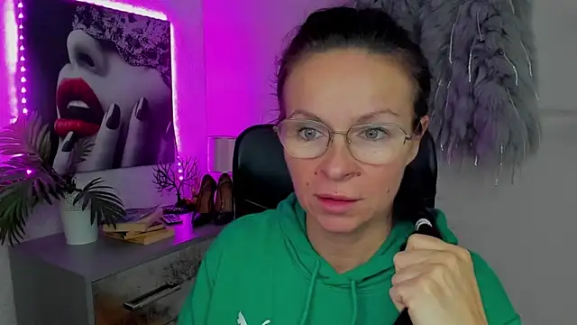 Snapshot of HelenLuxx chatting on October 9, 2025, 5:41 am HelenLuxx online show from October 9, 2025, 5:41 am