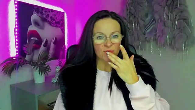 Snapshot of HelenLuxx chatting on November 24, 2025, 3:01 pm HelenLuxx online show from November 24, 2025, 3:01 pm