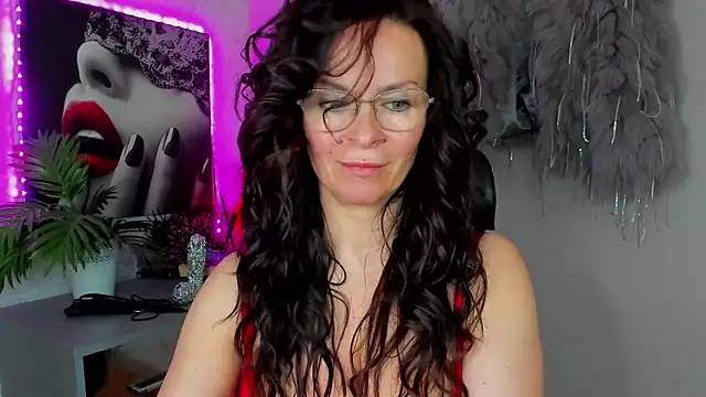 HelenLuxx online show from April 17, 2026, 1:36 pm