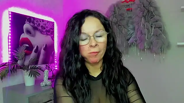 Snapshot of HelenLuxx chatting on December 4, 2025, 7:24 pm HelenLuxx online show from December 4, 2025, 7:24 pm